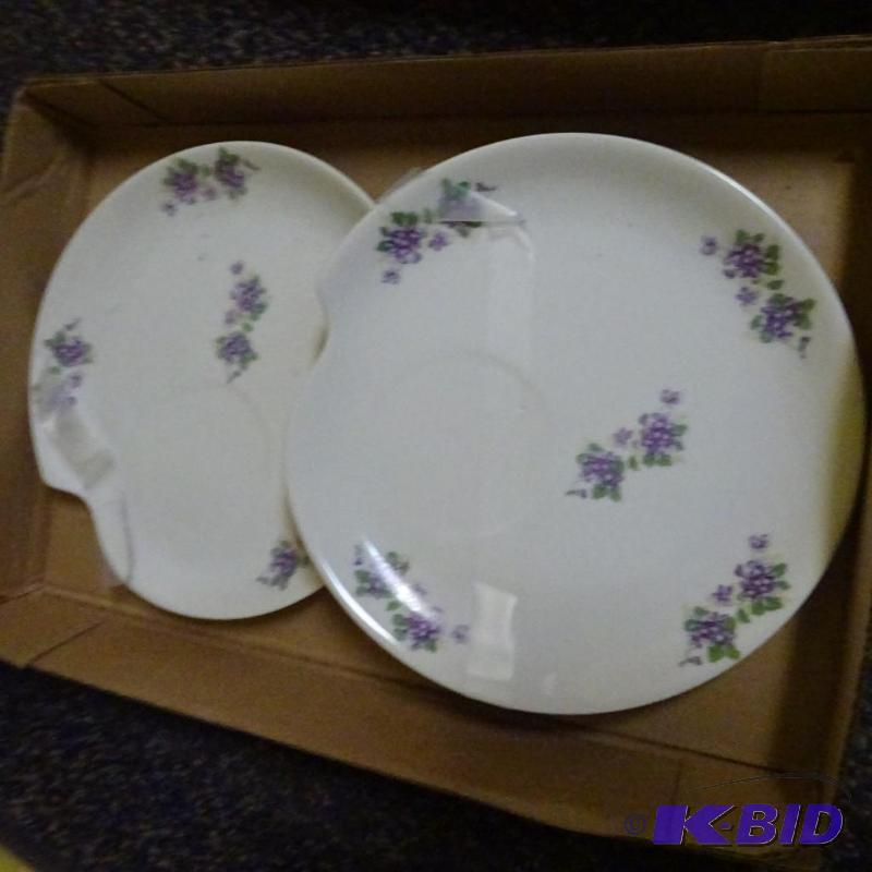 lot 102 image: 2 tea plates...