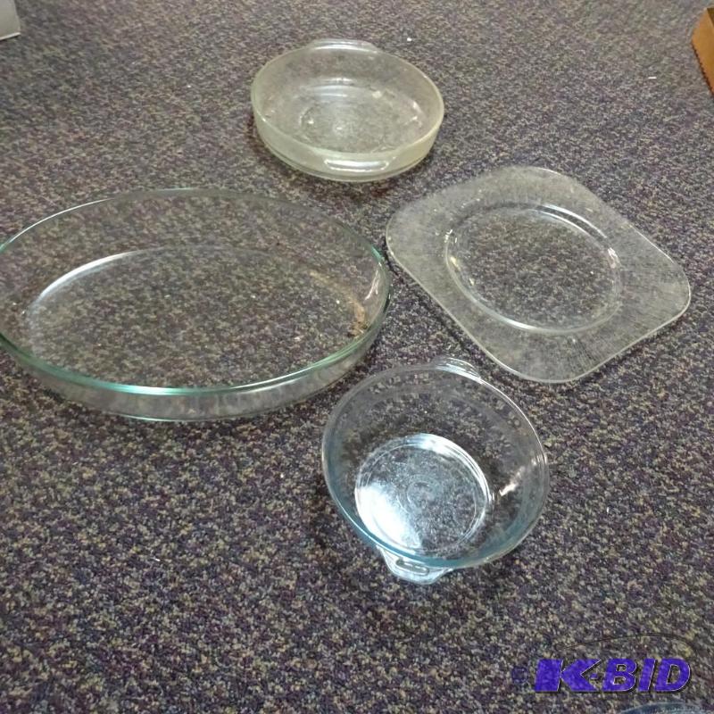 lot 106 image: Misc glass dishes...
