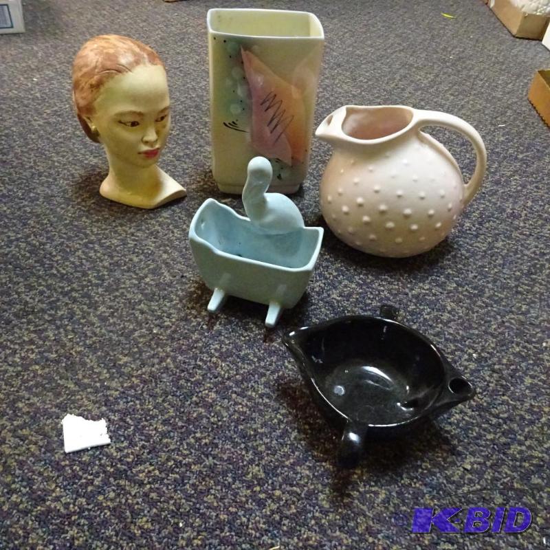 lot 107 image: Misc decorative glassware...