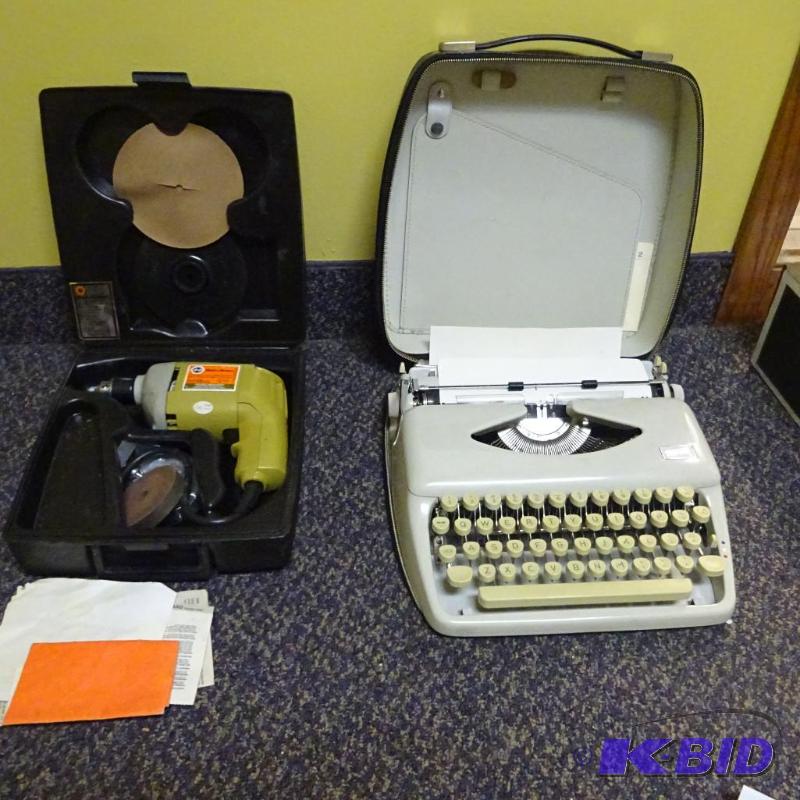 lot 108 image: 14 Black and Decker drill. Tippa 2 portable ...
