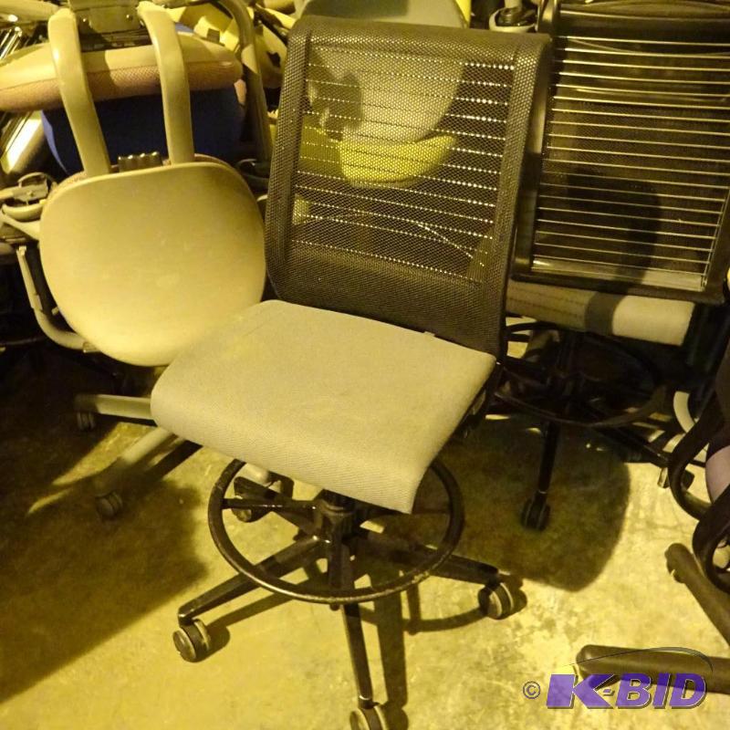 lot 11 image: Steelcase adjustable height stool on wheels. ...