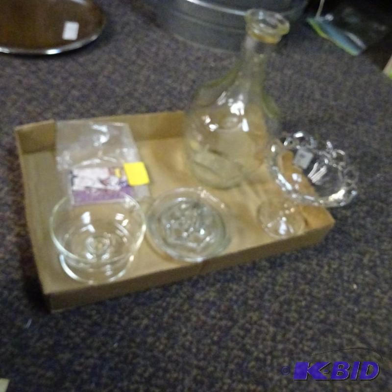 lot 118 image: Misc glassware. Collector Vikings football ca...