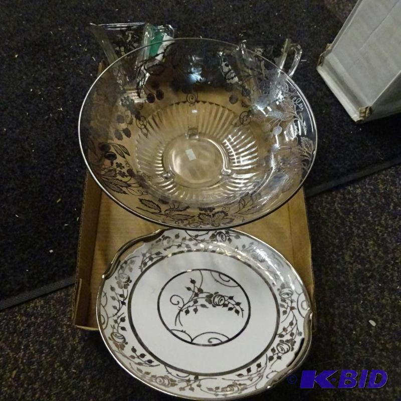 lot 120 image: Misc decorative glassware...