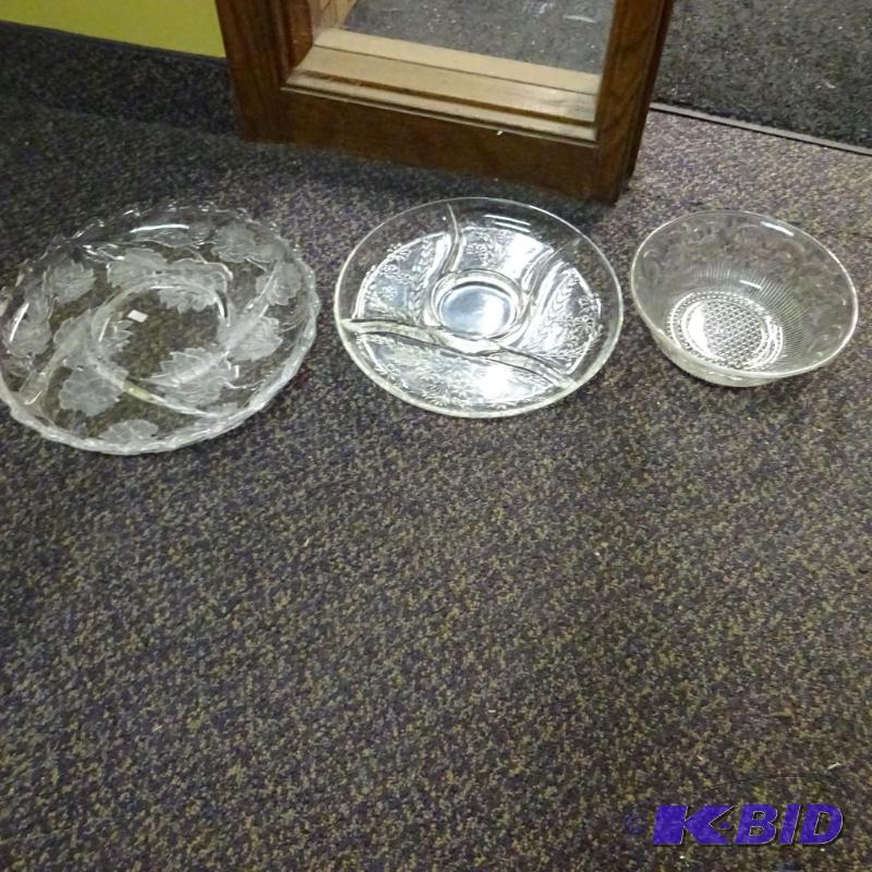 lot 125 image: Decorative serving glassware...
