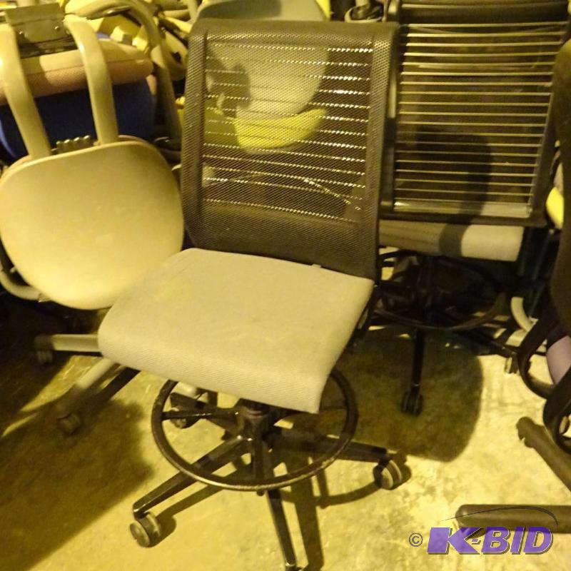 lot 13 image: Steelcase adjustable height stool on wheels. ...