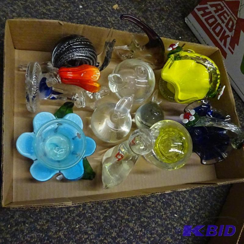 lot 136 image: Misc decorative glassware...