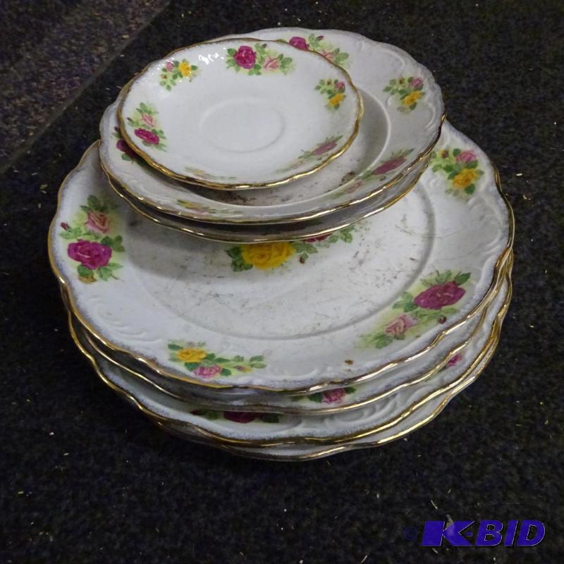 lot 137 image: Tienshan fine China...