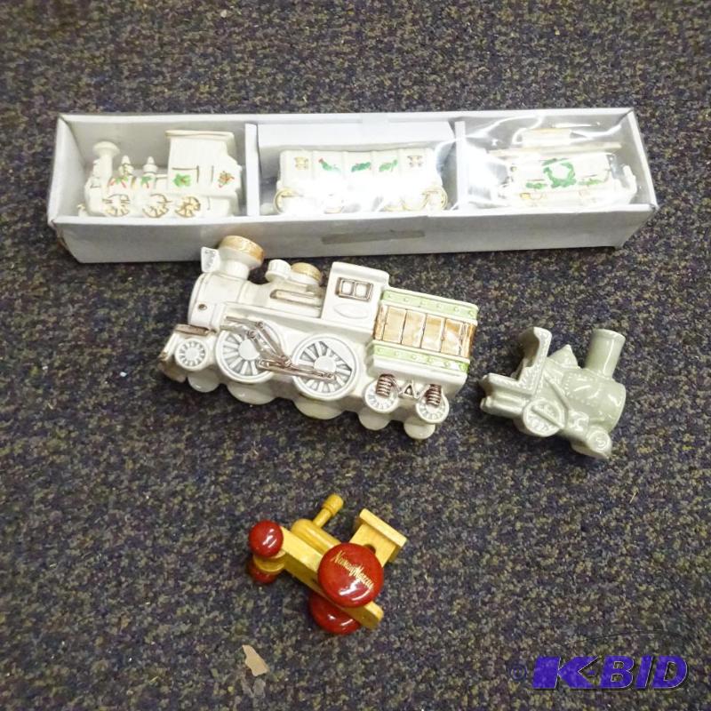 lot 138 image: Decorative train dcor...