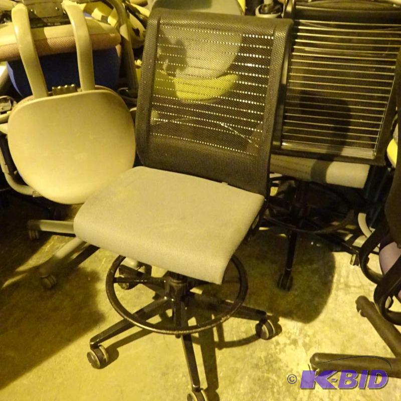 lot 14 image: Steelcase adjustable height stool on wheels. ...
