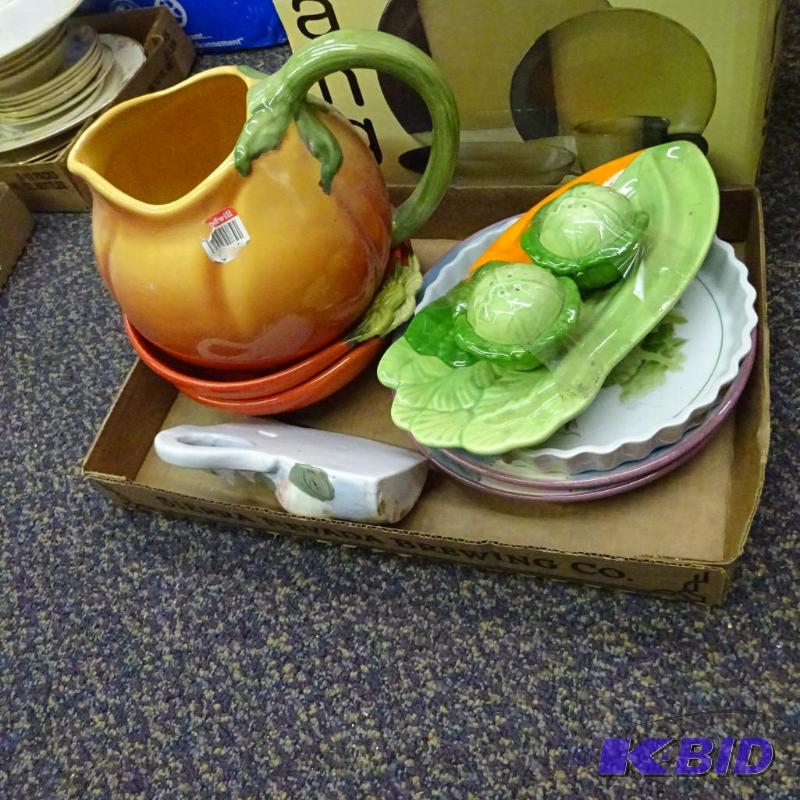 lot 156 image: Decorative serving dishes....