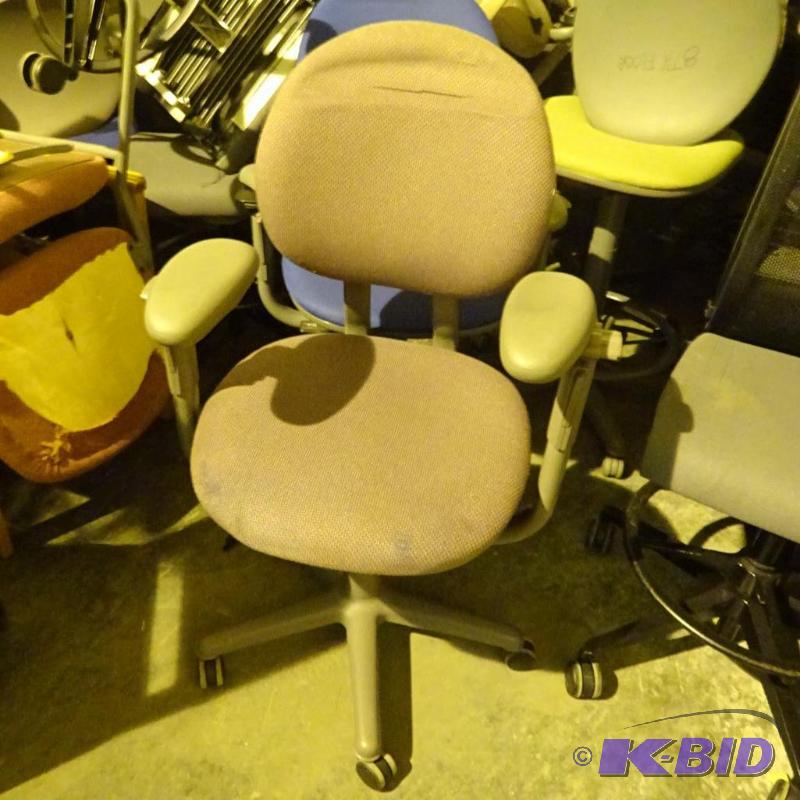 lot 16 image: Steelcase office chair on wheels. 4535330DW...