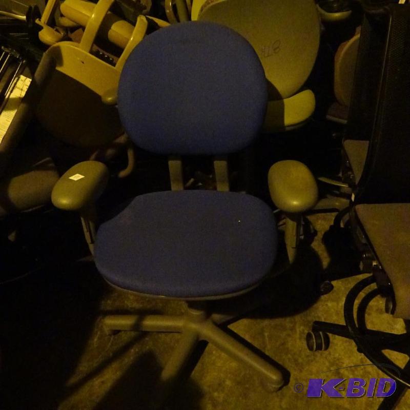 lot 17 image: Steelcase office chair on wheels. 4535330DP...