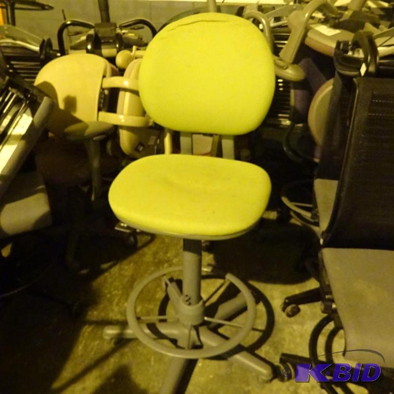 lot 19 image: Steelcase adjustable height stool on wheels....