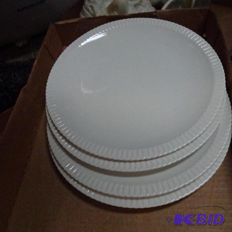 lot 193 image: 4 matching dinner plates...