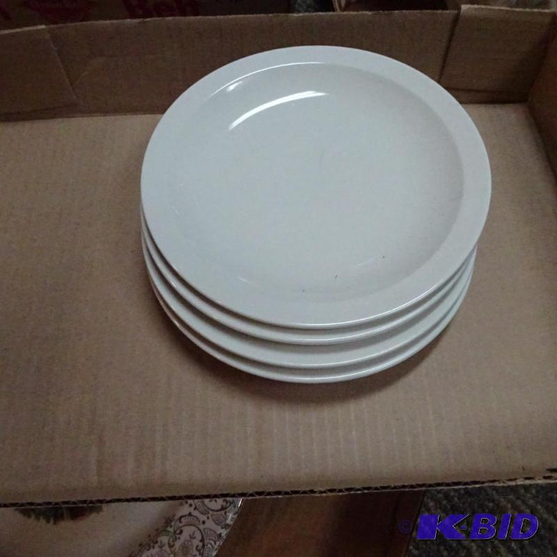 lot 194 image: 4 matching desert plates...