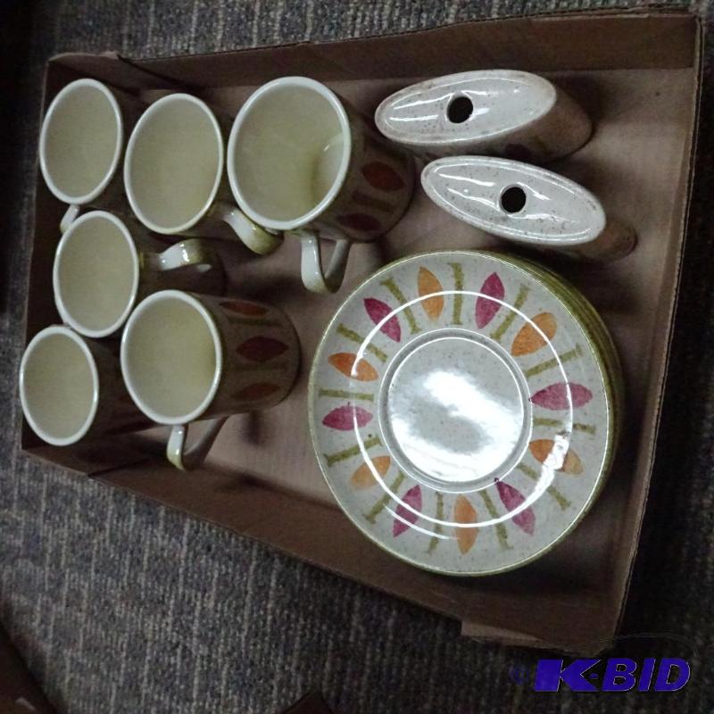 lot 195 image: Matching coffee mugs and saucers...