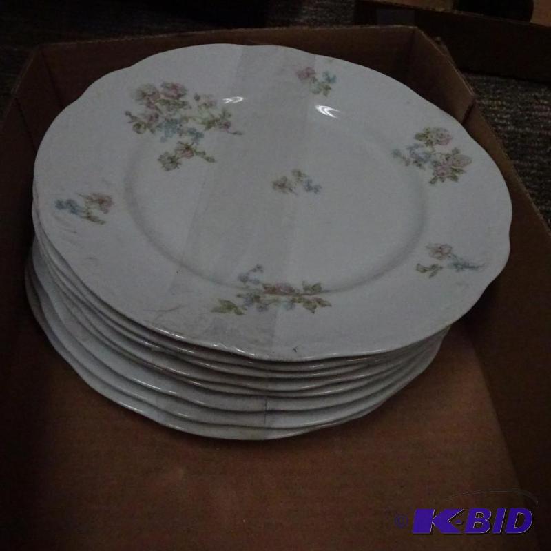 lot 198 image: 8 matching China plates...