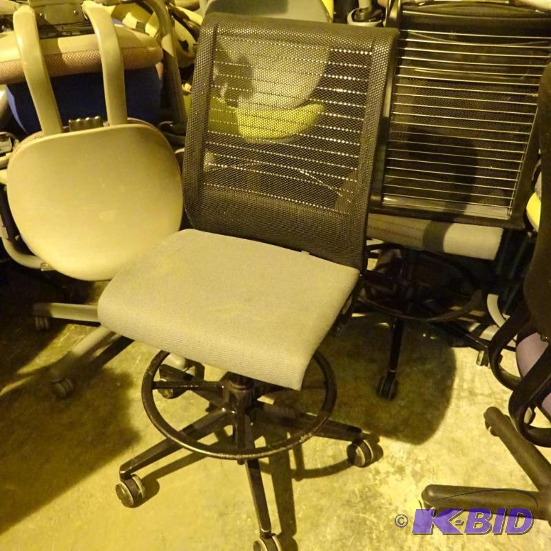 lot 2 image: Steelcase adjustable height stool on wheels. ...