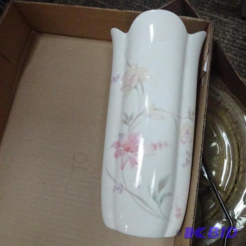 lot 201 image: China vase...