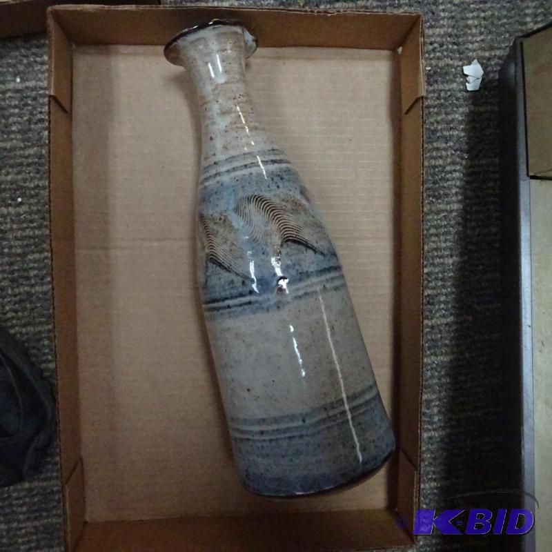 lot 205 image: Ceramic vase...