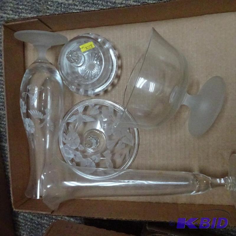 lot 207 image: Misc decorative glasses...
