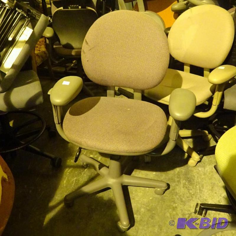 lot 21 image: Steelcase office chair on wheels. 4535330DW...