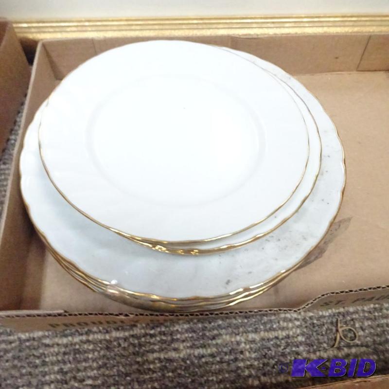 lot 212 image: Finest porcelain. Golden swirl. 8 plates...