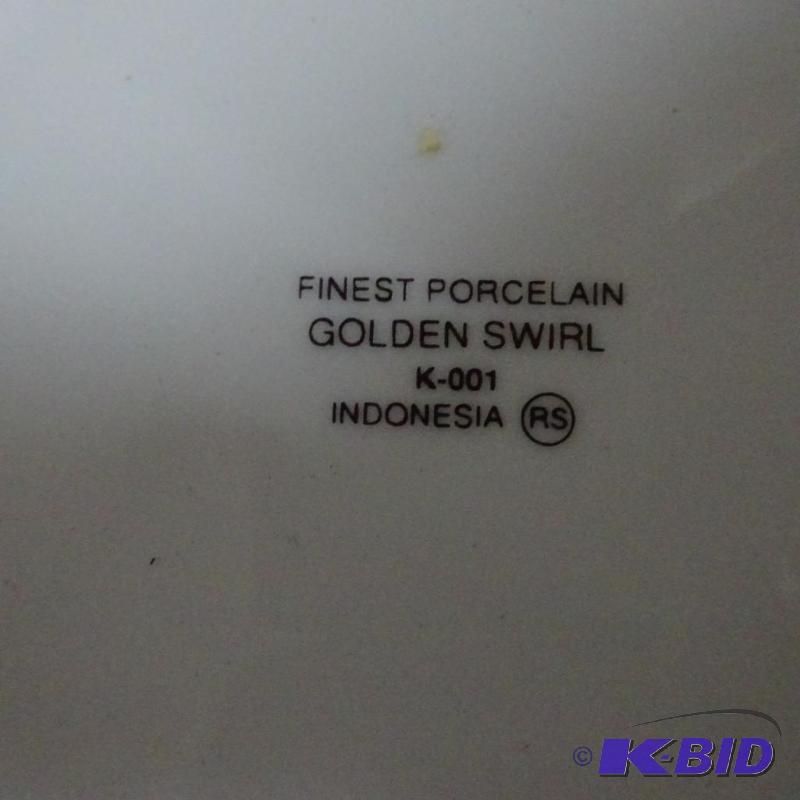 Nicolai Kogler様 リクエスト 1点 Finest porcelain. Golden swirl. 8 plates for Sale in