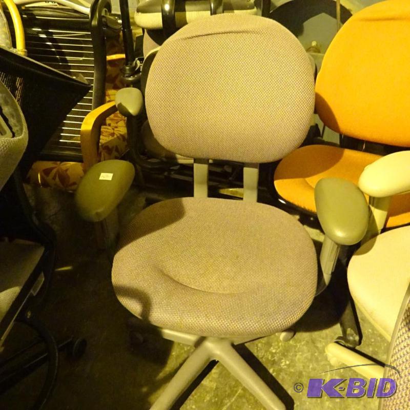 lot 22 image: Steelcase office chair on wheels. 4535330DW...