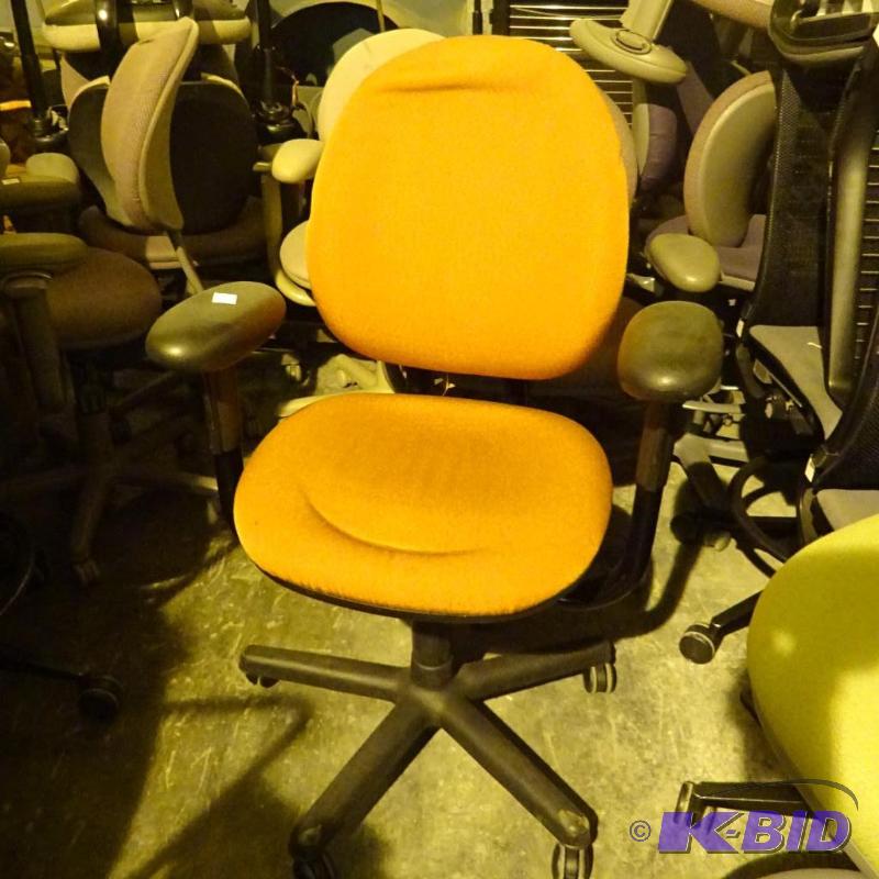 lot 23 image: Steelcase office chair on wheels. 4535331P...