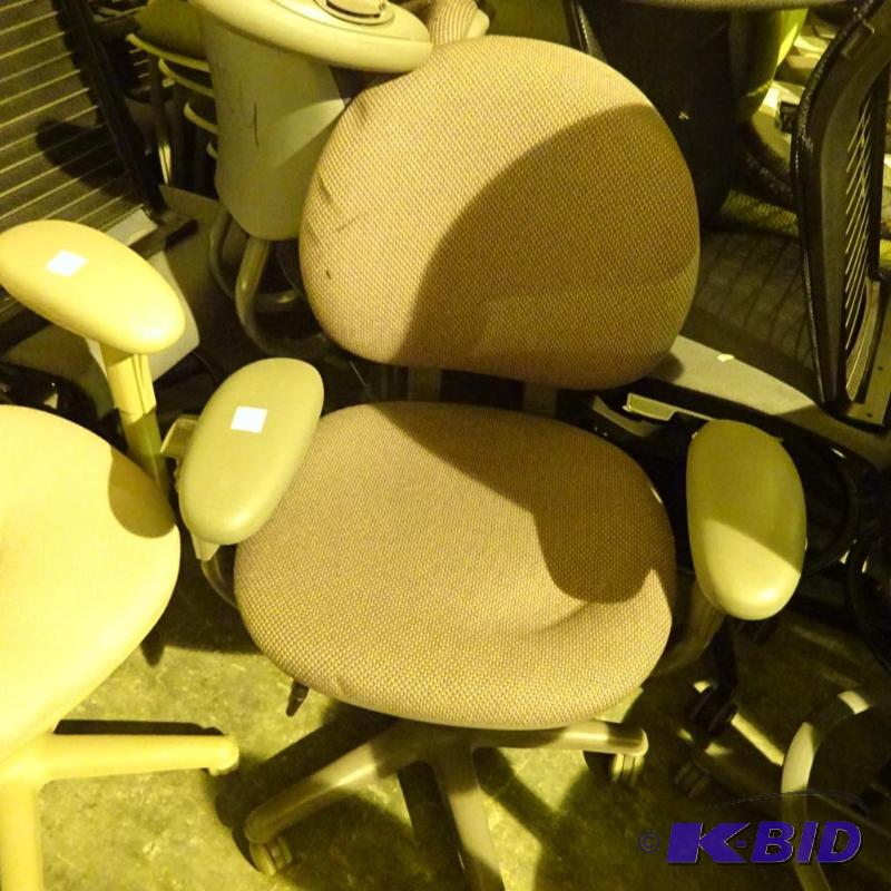 lot 24 image: Steelcase office chair on wheels. 4535330DW...