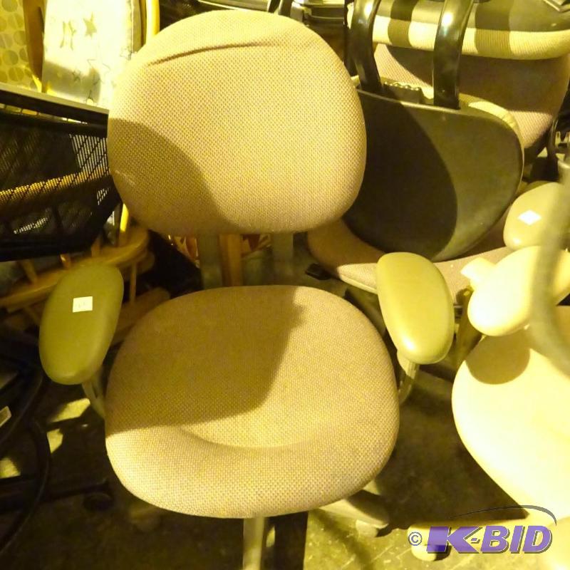 lot 25 image: Steelcase office chair on wheels. 4535330DW...