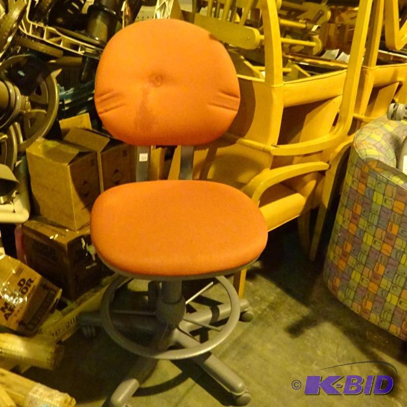 lot 26 image: Steelcase adjustable height stool on wheels....