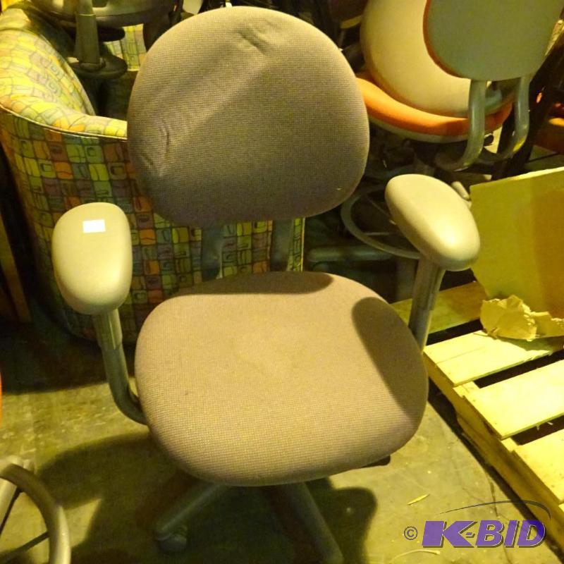lot 27 image: Steelcase office chair on wheels. 4535330DW...