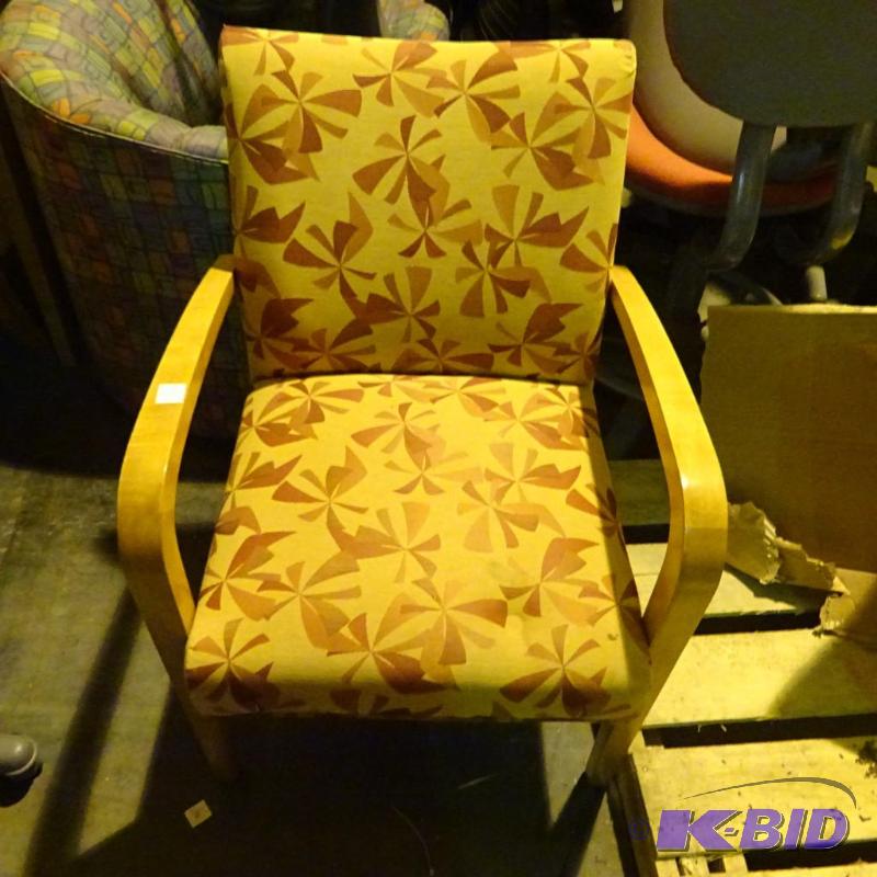 lot 29 image: Steelcase office chair on wheels. 4535331DW. ...