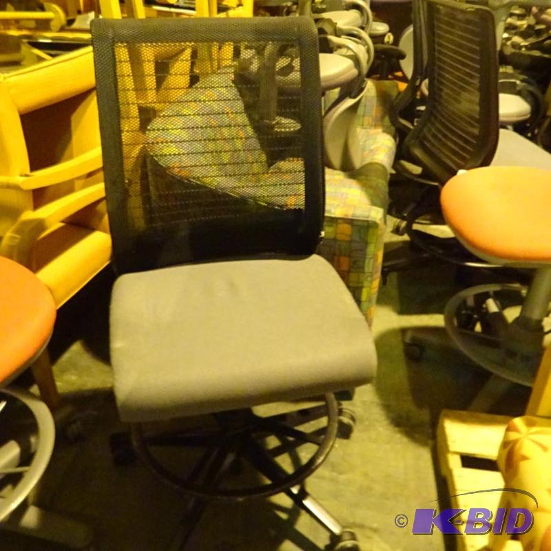 lot 31 image: Steelcase adjustable height stool on wheels. ...