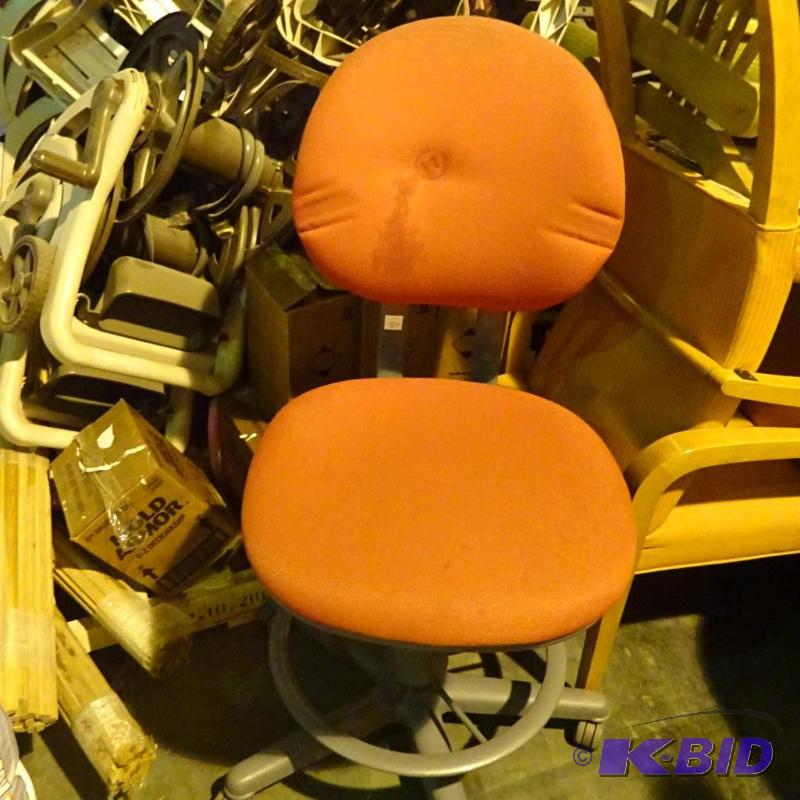 lot 33 image: Steelcase adjustable height stool on wheels....