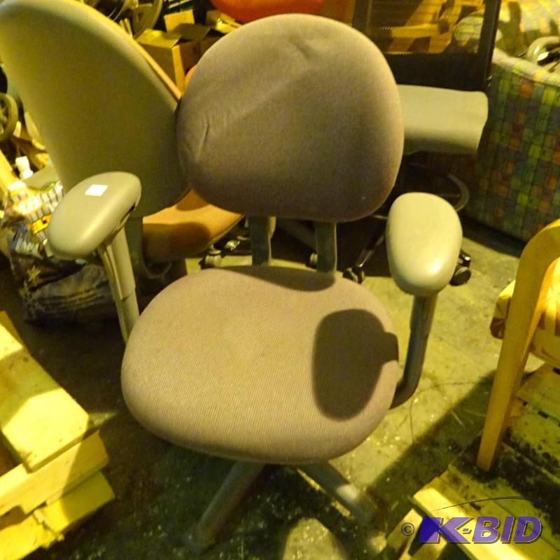 lot 47 image: Steelcase office chair on wheels. 4535330DW...