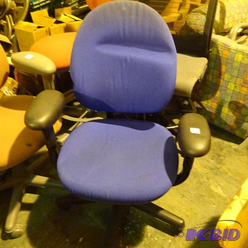 lot 48 image: Steelcase office chair on wheels. 4535331P...