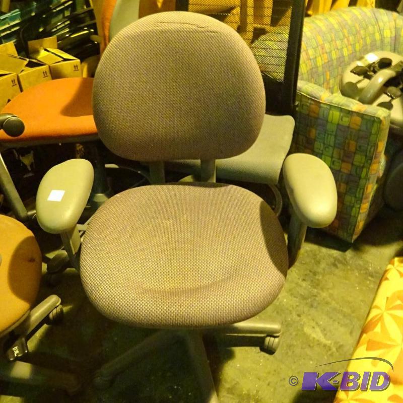lot 49 image: Steelcase office chair on wheels. 4535330DW...