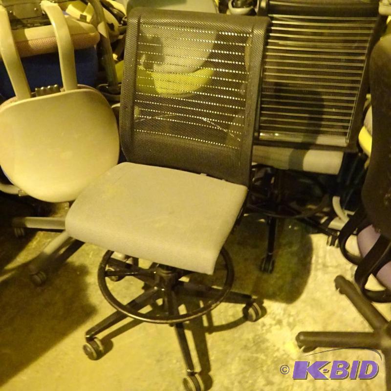 lot 5 image: Steelcase adjustable height stool on wheels. ...