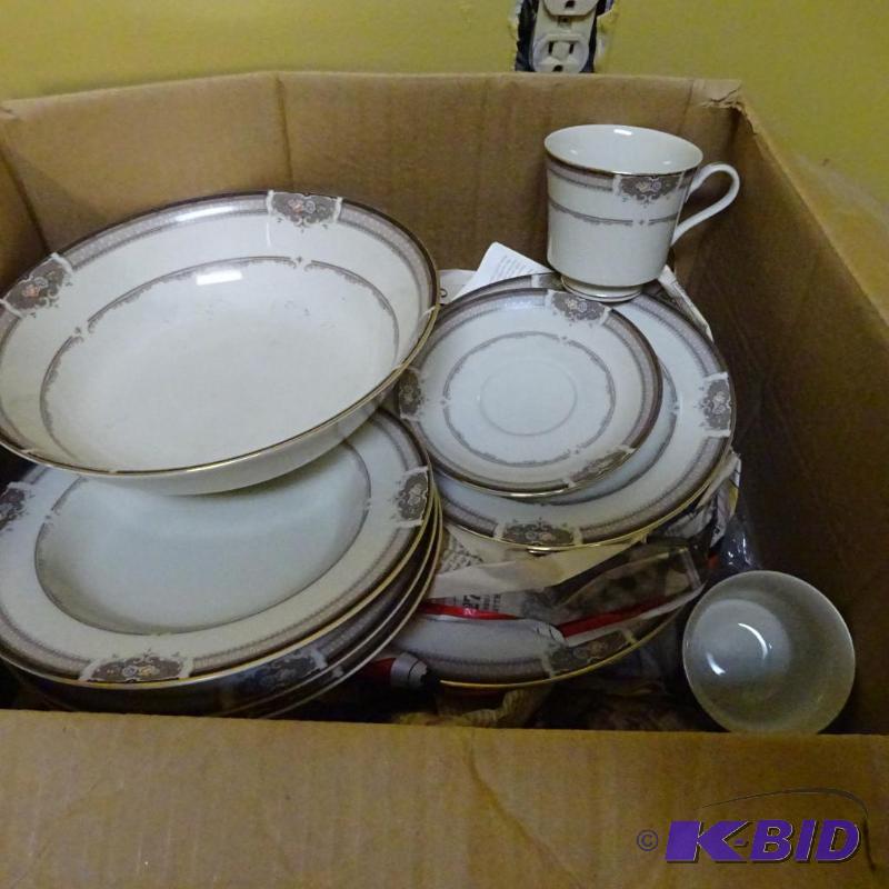 lot 54 image: Mikasa china set. Grande Ivory. L2851. Love S...