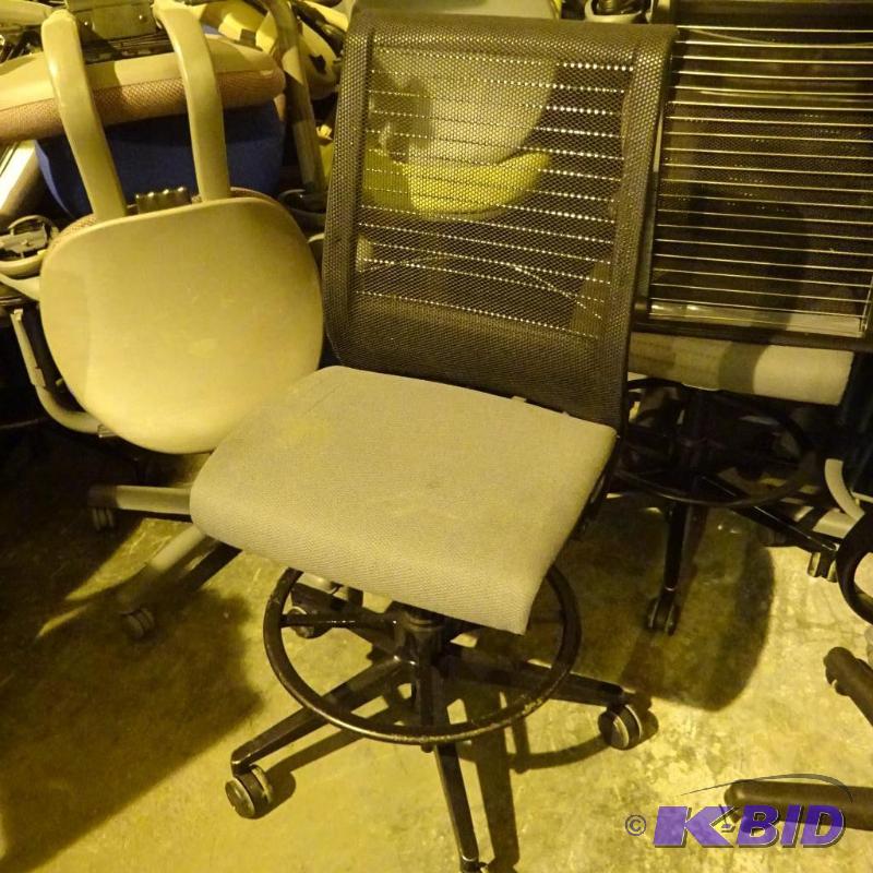 lot 6 image: Steelcase adjustable height stool on wheels. ...