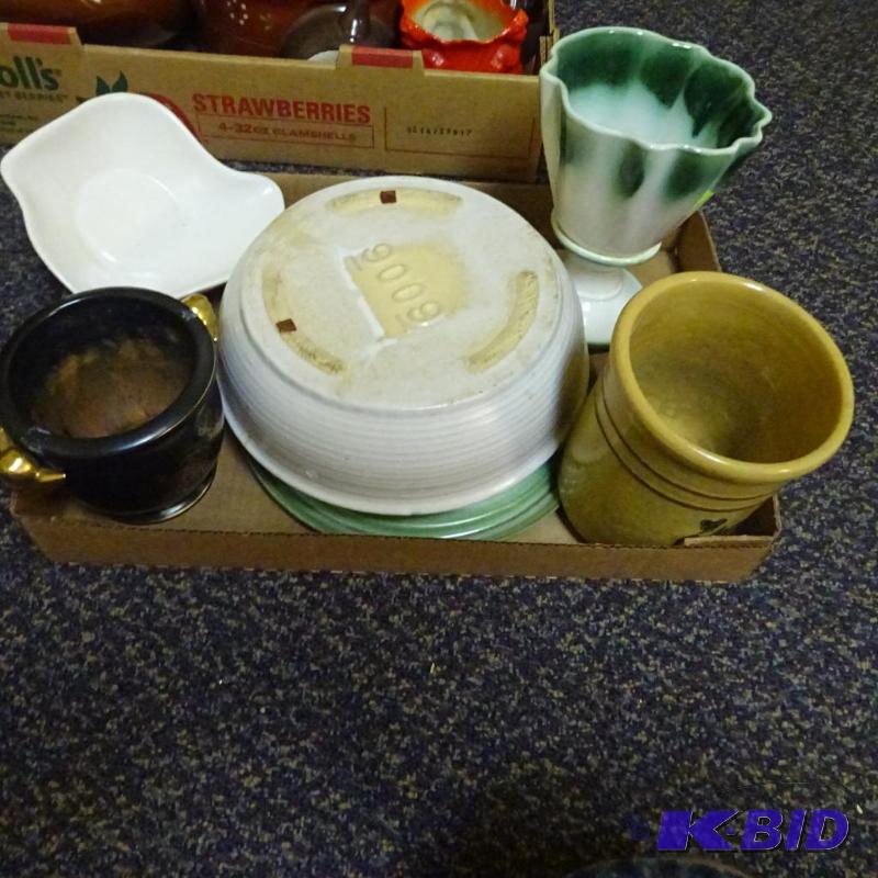 lot 64 image: Misc vintage collectible pottery...