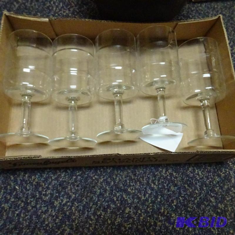 lot 65 image: 4 matching glasses...