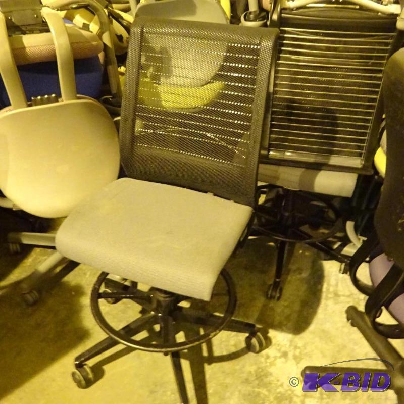 lot 7 image: Steelcase adjustable height stool on wheels. ...