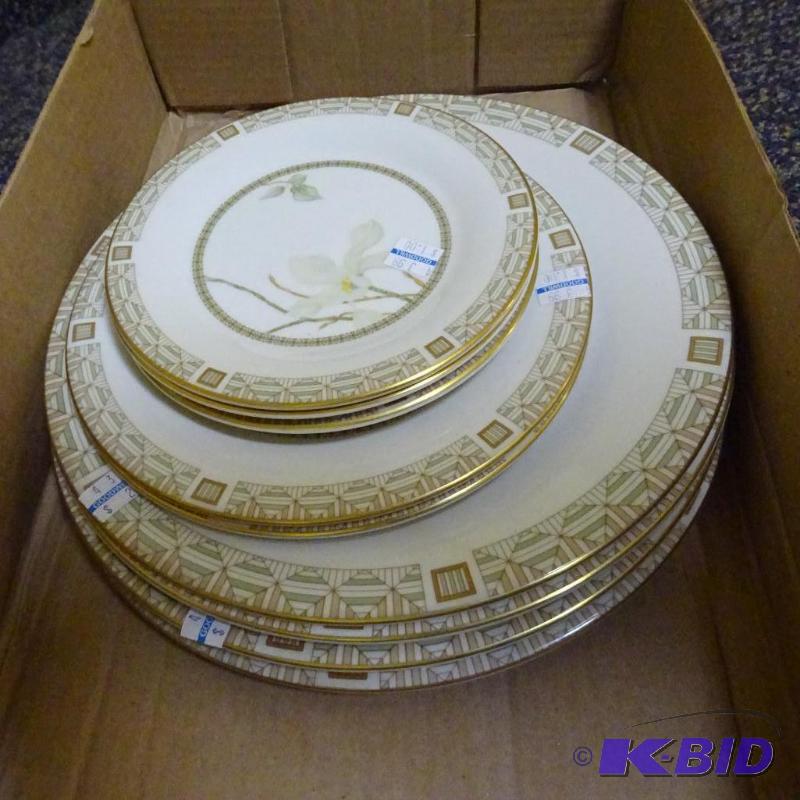 lot 70 image: Royal Doulton fine China. White Nile...