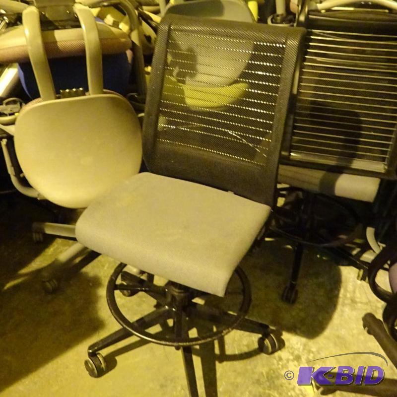lot 9 image: Steelcase adjustable height stool on wheels. ...