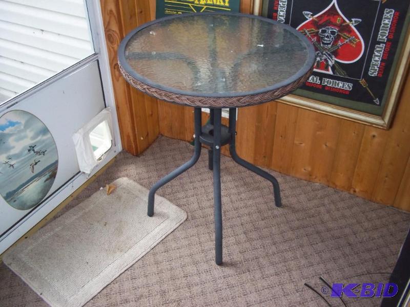 Outdoor patio table