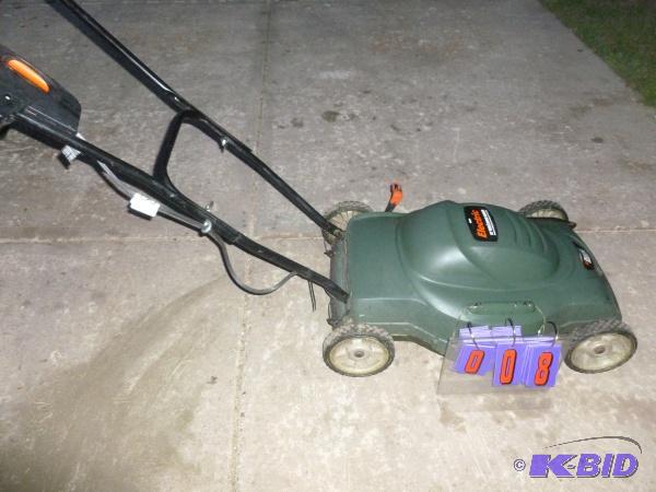 lot 8 image: Black & Decker 18" electric 110 volt...